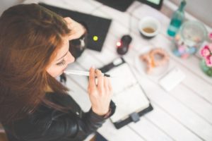 هل تفكر في نشر كتاب؟ فكرة كتابك الأول هي التي ستحدد نجاحك ككاتب